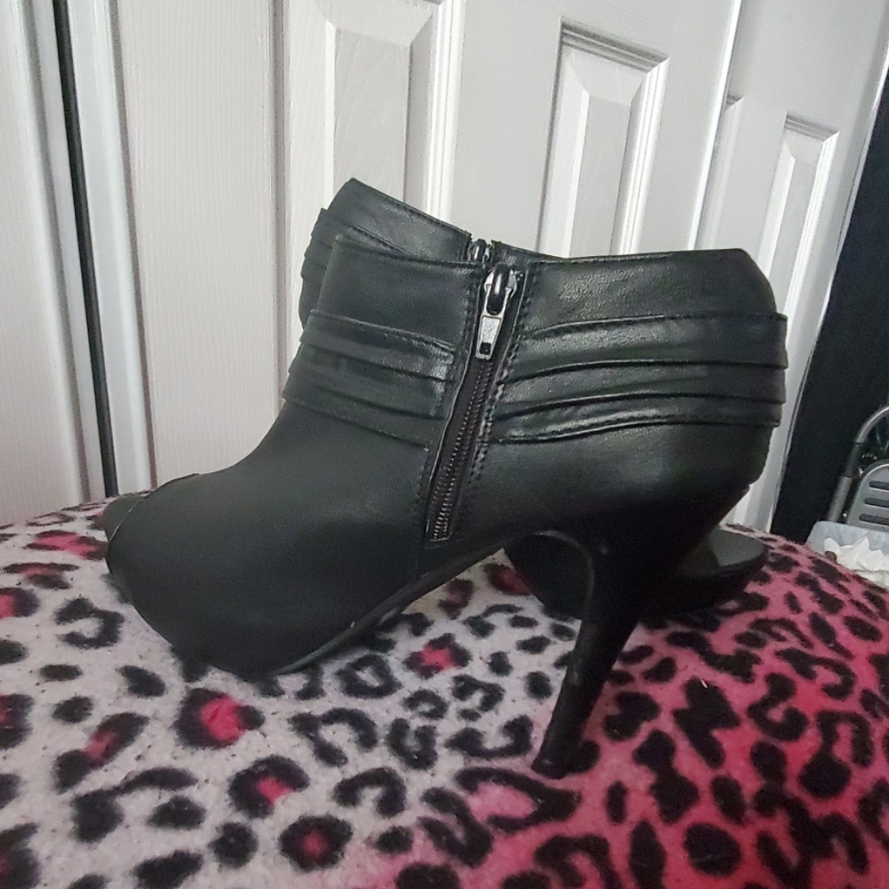 Shoes - Picture 2 of 3